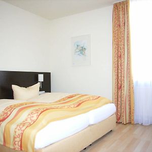 Zimmer mit Kingsize-Bett
